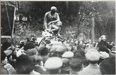 Sergei Yesenin bij de inwijding van het Koltsov Razin monument, 1918