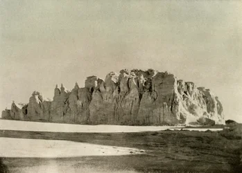 Getande rand van gletsjer ten zuiden van Kaap Borne, Ross Island, ca. 1908, 1909