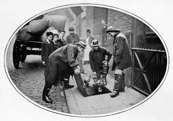 Rioolwerkers gaan naar beneden, Londen, c1903