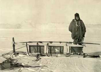 Shackleton staand bij de gebroken zuidelijke slee, ca. 1908, 1909