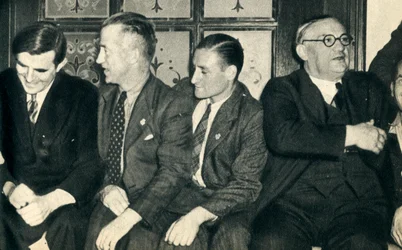 Scheepsmaten Aan Wal. John G. Winant, Ernest Bevin, met koopvaardijmatrozen