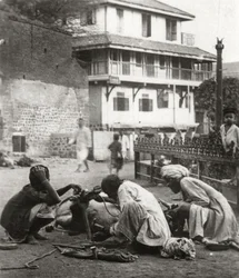 Een os beslaan, India, c1927