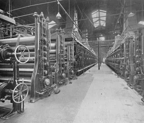 Twee Bord-Makende Machines Tonen en Iets van Hun Grote Lengte en Complexiteit Aangeven