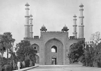 Sikandra. Poort van het Graf van Akbar, ca. 1910