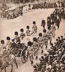 Eenvoudige majesteit: de kist van koning George, bedekt met de koninklijke standaard, 1936