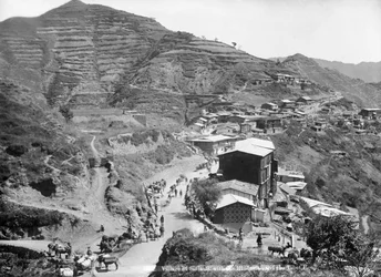 Sinauli dorp, met de Hindustan en de Tibet wegen, Simla, India, begin 20e eeuw