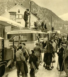 Skiërs arriveren in St Anton am Arlberg, Oostenrijk