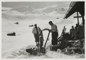 Skiërs buiten een chalet, ca. 1930