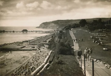 Small Hope Bay en Shanklin Pier, I.W., vanaf Cliff Walk, c1920