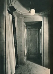 Kleine vestibule met kasten in wit esdoornhout, c1925