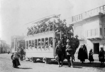 Soldaten van het East Surrey regiment in Kazimain, op weg naar Bagdad, Irak