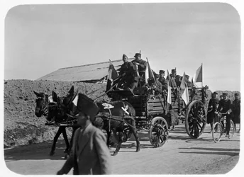 Soldaten van het Franse Vreemdelingenlegioen reizen per wagen, Syrië, 20e eeuw