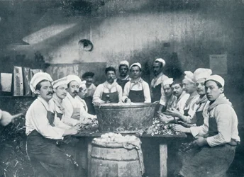 Enkele koks bereiden de soep bij de Messagerie Van Gand, ca. 1914