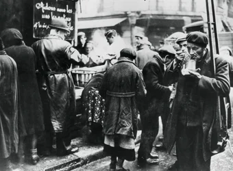 Soepkeuken voor de behoeftigen, les Halles, door Duitsland bezet Parijs, februari 1941