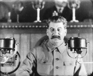 Sovjetleider Jozef Stalin houdt een toespraak op het congres van de Communistische Partij, jaren 1930