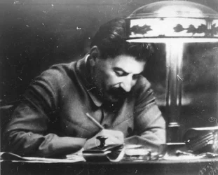 Sovjetleider Jozef Stalin in zijn werkkamer in het Kremlin, Moskou, USSR, 1935