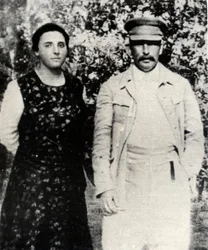 Sovjetleider Jozef Stalin met zijn tweede vrouw Nadezjda Alliloejeva, eind jaren 1920
