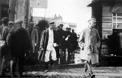 Sovjetleider Jozef Stalin begeleid door GRU-geheime agenten, eind 1920s