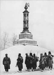 Sovjetsoldaten bij het monument voor de helden van de Oorlog van 1812 in het dorp Tarutino Kaluga