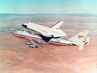 Space Shuttle Orbiter gemonteerd op een Boeing 747 draagvliegtuig, 1977