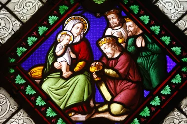 Glas-in-lood in de Ainay basiliek: Magi, Lyon, Frankrijk