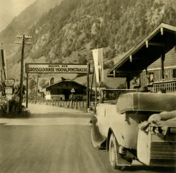 Begin van de Grossglockner Hochalpenstraße, Fusch an der Großglocknerstraße, Oostenrijk, ca. 1935