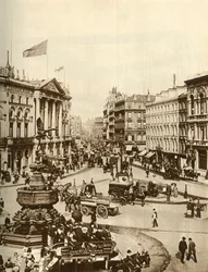 Standbeeld van Eros op Piccadilly Circus, Londen, ca. 1910, 1935