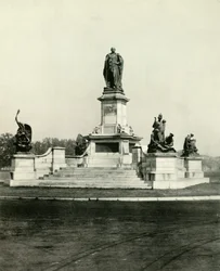 Standbeeld van Lord Curzon bij de ingang van Victoria Memorial Hall, 1925
