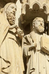 Beelden in de splay en de linker zijmuur van het centrale portaal: van rechts naar links, apostelen: Sint-Jakobus de Mindere en Sint-Thomas. Kathedraal van Amiens, Amiens, Frankrijk