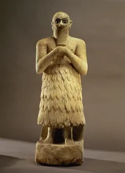 Beeldje van de ambtenaar of rentmeester Ebih-Il die de godin Ishtar aanbidt, uit Mari, Midden-Eufraat, ca. 2500 v.Chr. (gips en lapis lazuli)