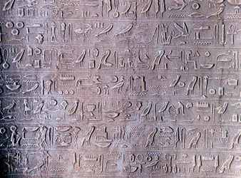 In steen gehouwen hiërogliefen uit Thebe, Oud-Egypte