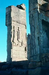 Stenen reliëf van de deuropening naar de Hal van 100 Zuilen, Persepolis, Zuid-Iran