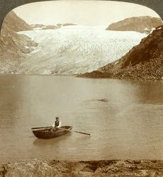 Stroom van vast ijs Hardanger gletsjer en meer waar het smelt, Noorwegen, ca. 1905