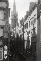 Straatscène, met de kathedraaltoren, St Malo, Bretagne, Frankrijk, 20e eeuw