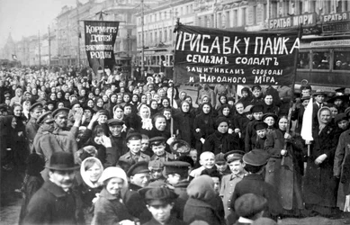 Stakende Putilov-arbeiders op de eerste dag van de Februarirevolutie, Sint-Petersburg, Rusland, 1917