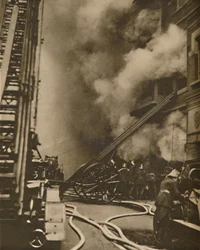 Een brand blussen in een smalle stadsstraat, ca. 1935