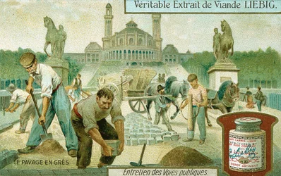 Een weg bestraten met granieten keien, Parijs, ca. 1900