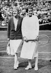 Suzanne Lenglen en Elizabeth Ryan voor hun laatste enkelspelwedstrijd op Wimbledon, 1925