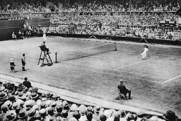Suzanne Lenglen speelt tegen Miss McKane, Wimbledon, Londen