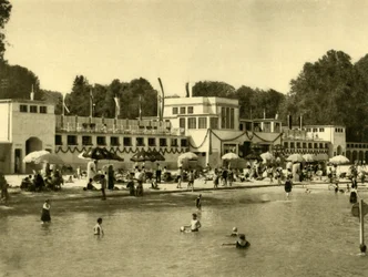 Zwemmen in het Traunsee-meer, Gmunden, Opper-Oostenrijk, ca. 1935