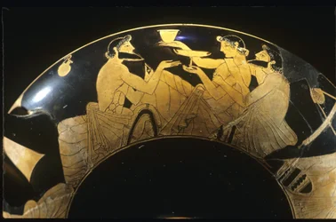 Symposium scène op roodfigurig Attisch kylix, wijnglas, 5e eeuw v.Chr.