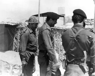 Taha Yassin Ramadan en Saddam Hoessein inspecteren het Basra-front, Irak, februari 1987