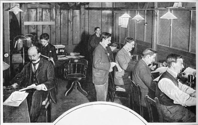 Tape- en telegraafkamer van de Daily Express krant, Londen, ca. 1900-1903