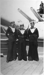 Ted en vrienden, drie Royal Navy matrozen aan boord van een oorlogsschip, ca. 1920s-1930s
