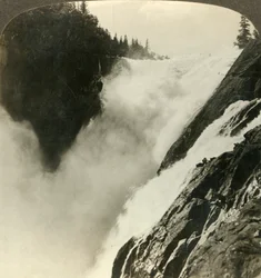 Indrukwekkende pracht van de machtige Riukan-watervallen, waar het zijn 800 voet val begint, Noorwegen, c. 1905