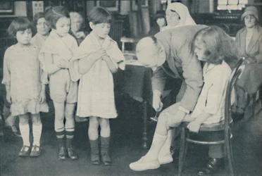 Testen van de kniereflex voor indicatie van zenuwziekte, ca. 1935