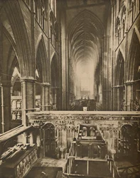 Het grote interieur van de abdij: Kijkend naar het westen vanuit de kapel van de belijder, ca. 1935