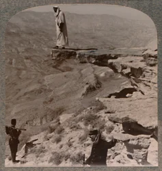 De Arno. Dragoman staand op rots, ca. 1900
