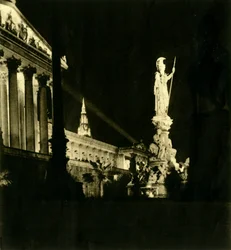 Het Oostenrijkse Parlementsgebouw bij nacht, Wenen, Oostenrijk, ca. 1935