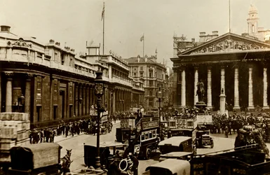 De Bank of England en Royal Exchange, Londen, c1910